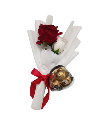 Ramo con dos rosas y bombones